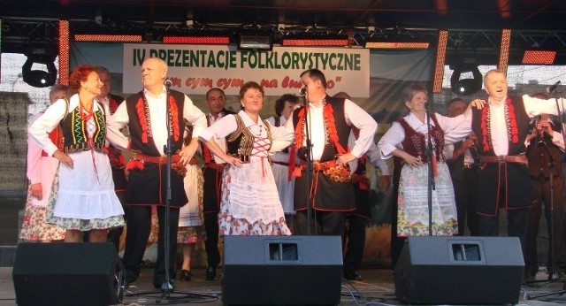 Zespół Folklorystyczny Domu Kultury w Małogoszczu.