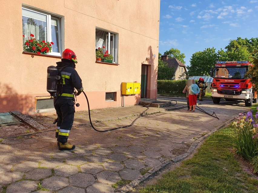 Pożar w budynku wielorodzinnym pod Białogardem [zdjęcia]