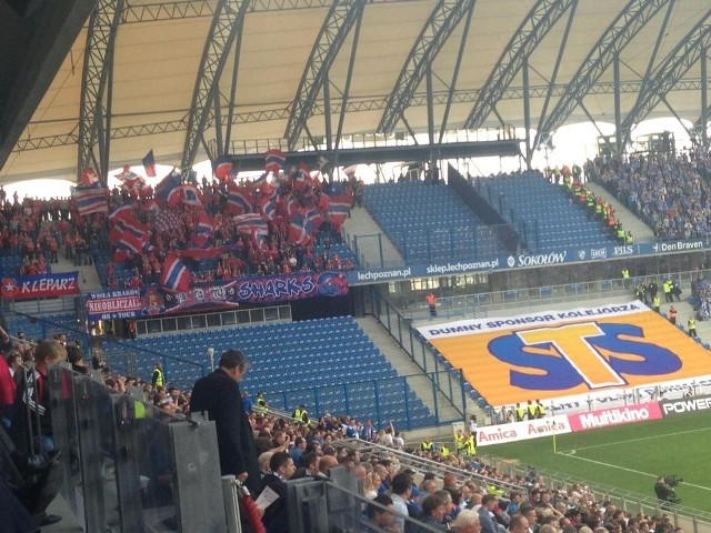 Flaga "Nieobliczalni" jeszcze na sektorze gości.