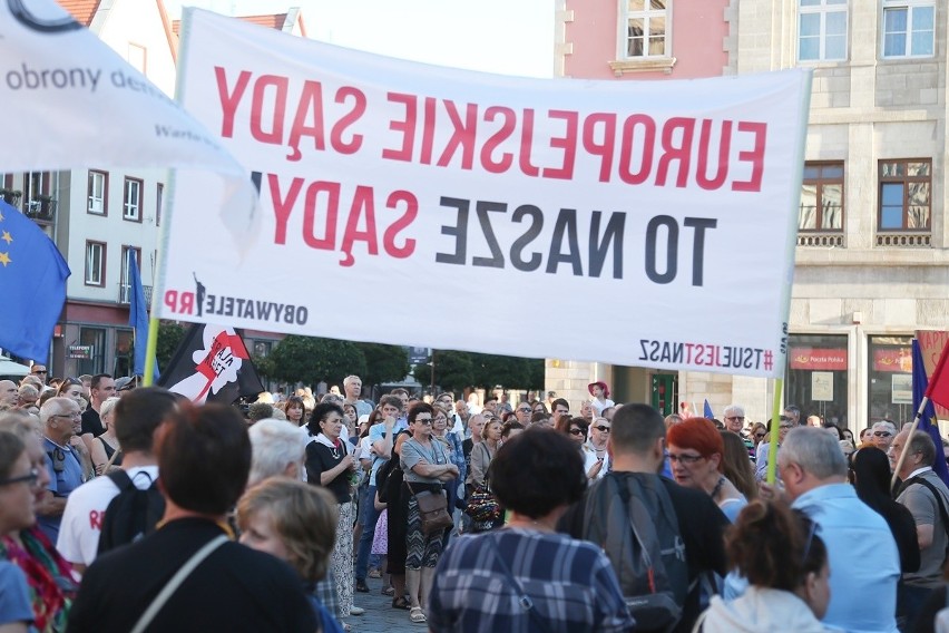 Demonstracje w obronie Sądu Najwyższego na Rynku we Wrocławiu. "Zdrajcy Polski" [ZDJĘCIA]