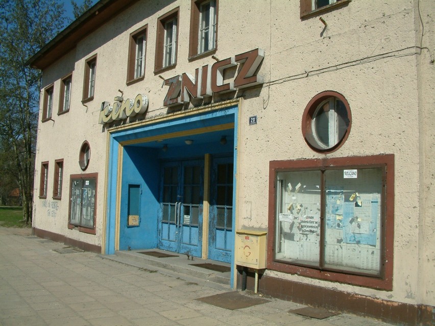 Kino „Znicz” w Oleśnie. Dzisiaj tego budynku już nie ma, a w...