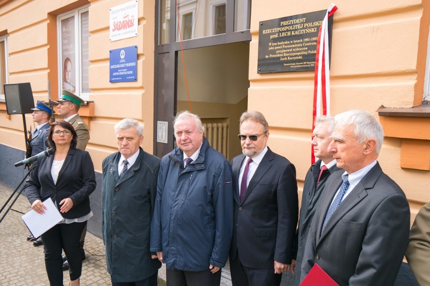 W Nowym Sączu odsłonięto tablicę upamiętniającą Prezydenta Lecha Kaczyńskiego