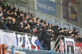 Piast Gliwice - Górnik Zabrze ZDJĘCIA KIBICÓW GÓRNIKA Fani gości na derbach przy Okrzei gorąco dopingowali piłkarzy i spalili flagę Piasta