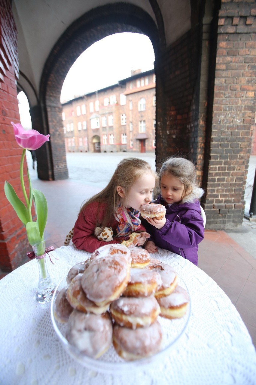 Tłusty czwartek 2014: Jedzmy pączki. Na szczęście