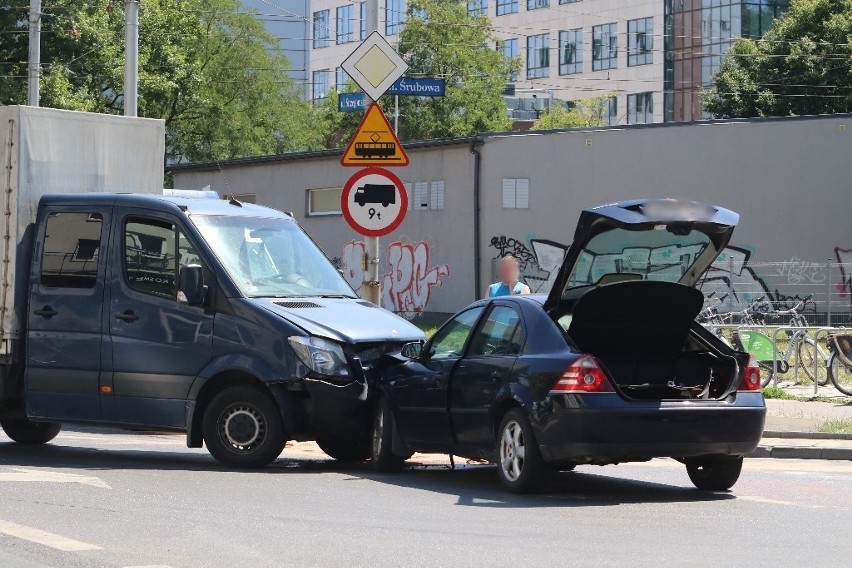 Wrocław: Wypadek na skrzyżowaniu ul. Strzegomskiej ze Śrubową. Utrudnienia potrwają jeszcze godzinę