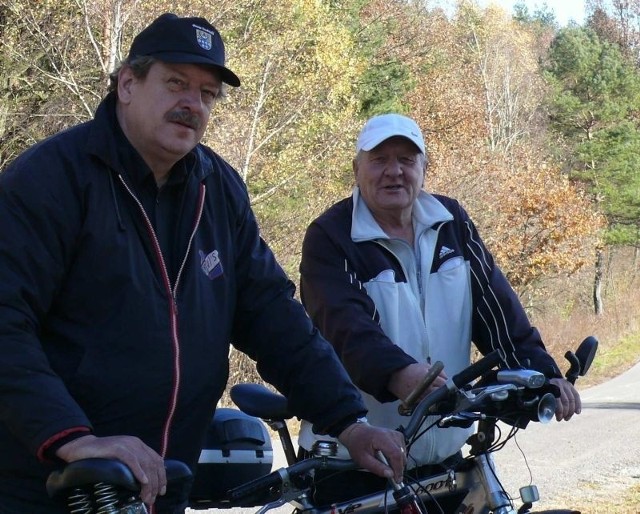 Jan Moskwa (z lewej) był wielkim miłośnikiem wycieczek rowerowych i częstym bywalcem na ścieżkach rowerowych na terenie Szanieckiego Parku Krajobrazowego. Na zdjęciu ze swoim przyjacielem Marianem Kopałą.