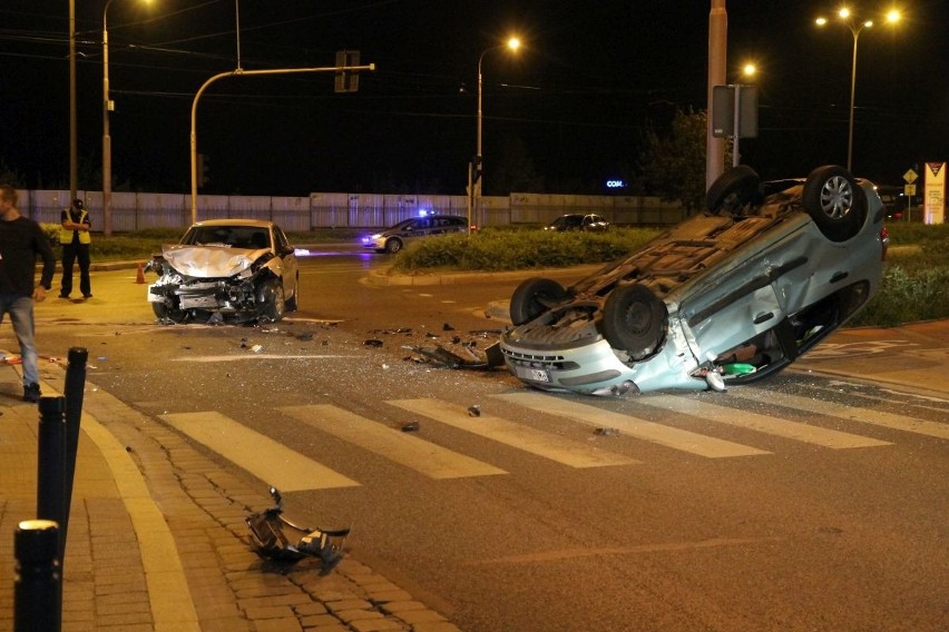 Wypadek na Wyszyńskiego. Honda na dachu, policjant ranny