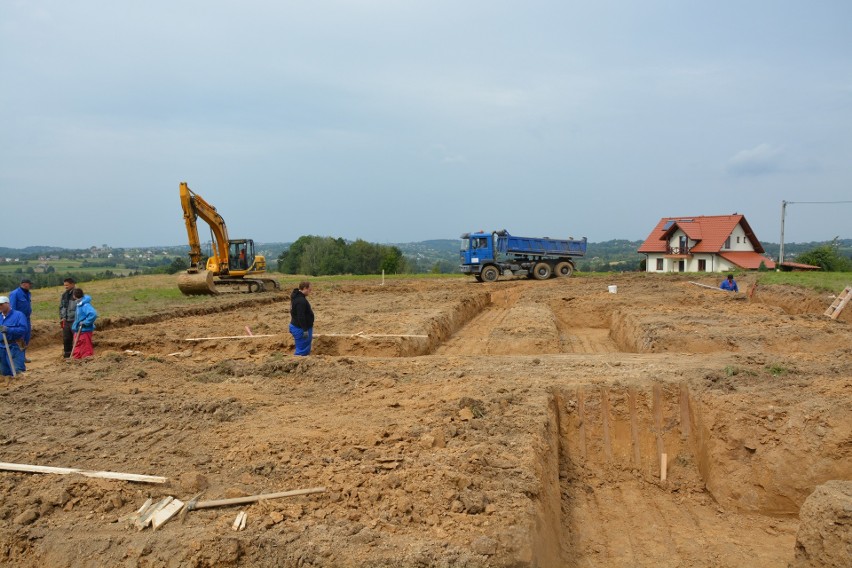 Dziekanowice.  Budowa szkoły zatrzymana w kadrach. Od kamienia węgielnego po stan surowy zamknięty [ZDJĘCIA]