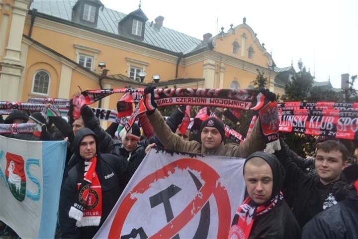 Częstochowa: Piłkarscy kibice opanowali jasnogórski szczyt. To już ich siódma pielgrzymka [ZDJĘCIA]