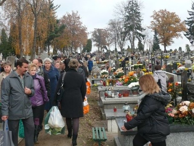 Tłumy mieszkańców powiatu starachowickiego i przyjezdnych odwiedzały przez cały miniony, długi wekeend nekropolie.
