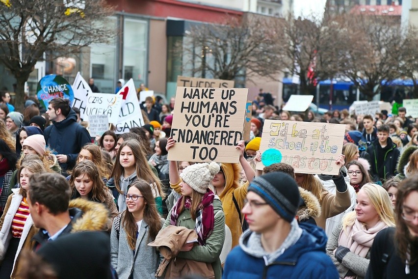 Młodzieżowy strajk klimatyczny w centrum Wrocławia. Uczniowie przeszli Świdnicką (ZDJĘCIA)