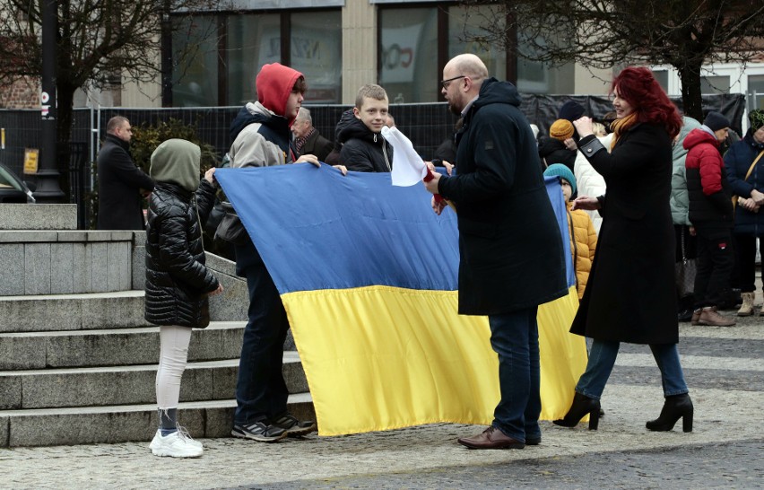 Wiec "Solidarni z Ukrainą" w Grudziądzu. Oksana Prokopczuk: - Czekamy na Pokój już dwa lata...
