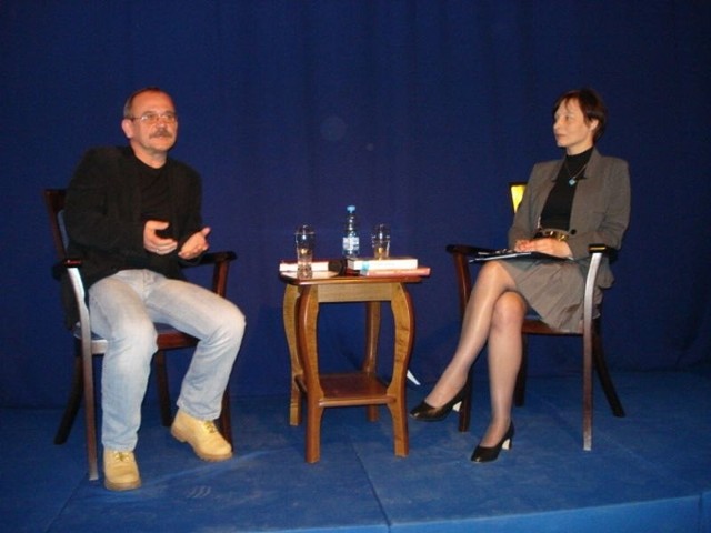 Wojciech jagielski podczas rozmowy z dyrektor wareckiej biblioteki Joanną Jatymowicz opowiadał o swojej pracy i podróżach. 