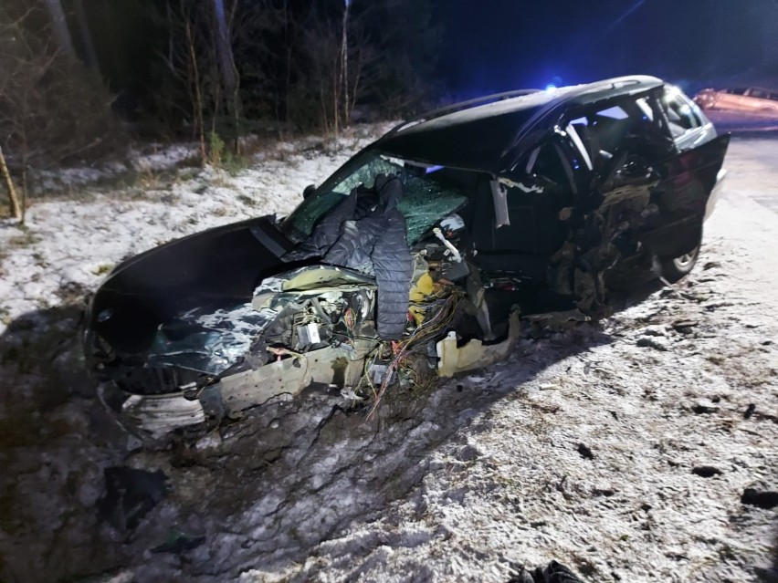 Zakleszczonego kierowcę bmw strażacy wydobyli przy pomocy...