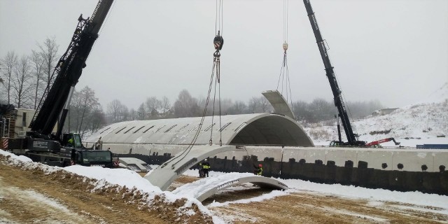 Montaż tunelu i mostu na obwodnicy Wąchocka. Więcej na kolejnych zdjęciach