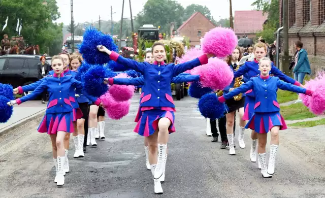 Dożynki gminne w Węgrzynicach rozpoczęły się w samo południe tradycyjną mszą świętą w kościele pod wezwaniem Najświętszego Serca Pana Jezusa. Następnie kolorowy korowód dożynkowy zachwycił wszystkich mieszkańców i gości tego wydarzenia. Jak i koncert Świebodzińskiej Orkiestry Dętej, która jak mówili uczestnicy dożynek, dała czadu.