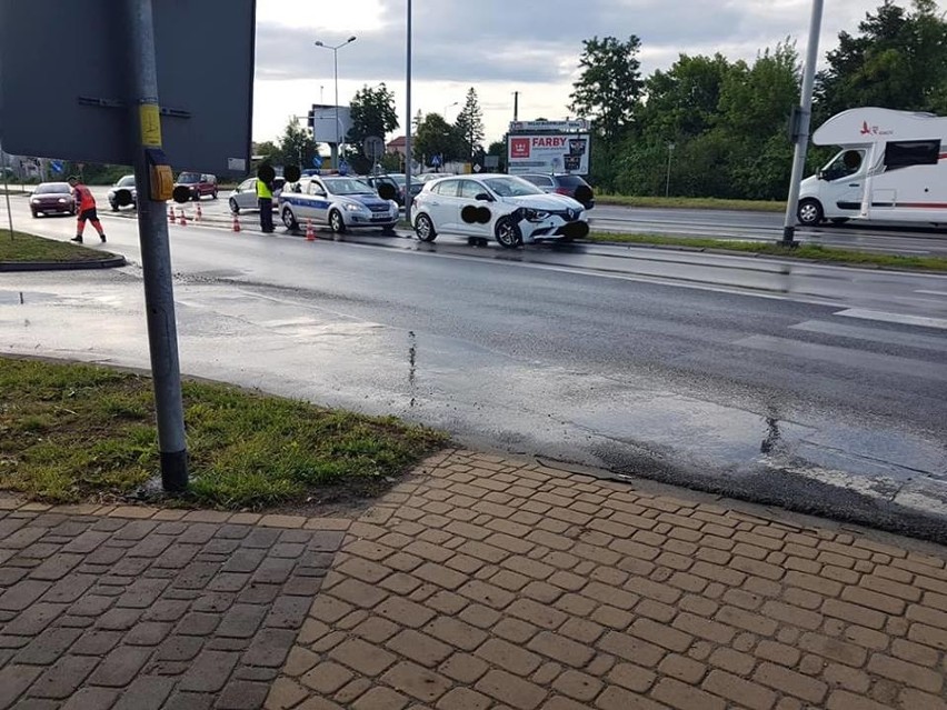 Olkusz. Utrudnienia w ruchu na drodze krajowej 94 po zderzeniu osobówki z karetką