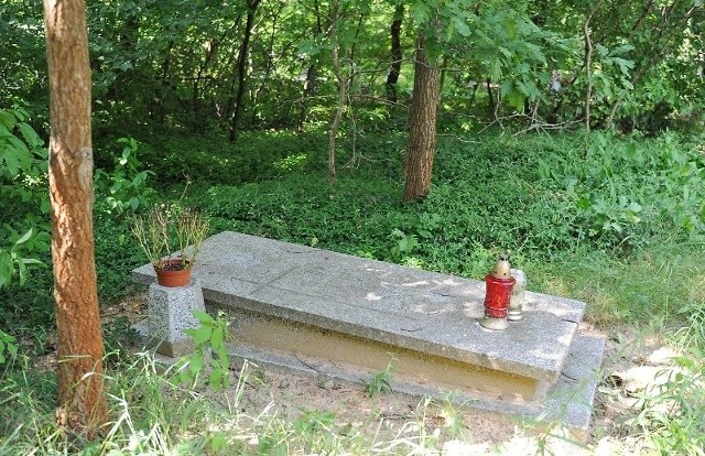 Edward M. (1925-1952) został pochowany na Miłostowie, w ustronnej części cmentarza