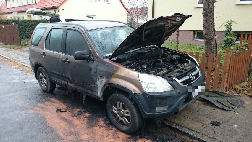 Spalone auto na ulicy Strakowskiego w Gdańsku