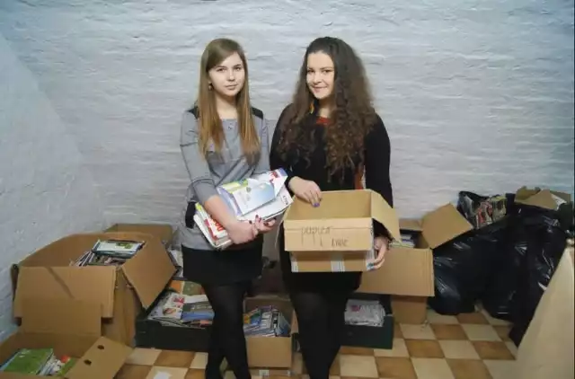 Akcję &#8222;Zamień makulaturę na lekturę&#8221; wymyśliły Magda (z prawej) i Karolina &#8211; licealistki z Ełku.