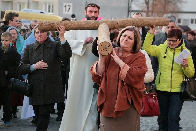 Tłum wiernych wziął udział w Drodze Krzyżowej, która odbyła się w piątkowe popołudnie w Międzyrzeczu.