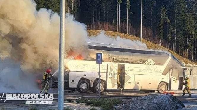 Pożar autokaru na zakopiance - na terenie MOP Zbójecka Góra