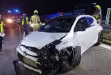 Wypadek na S7 w Osełkowie. Samochód uderzył w bariery, jedna osoba ranna