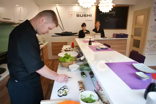 Restauracja Sayuri Sushi w Słupsku serwuje sushi, sajgonki, japońskie zupy, herbaty i orientalne desery.