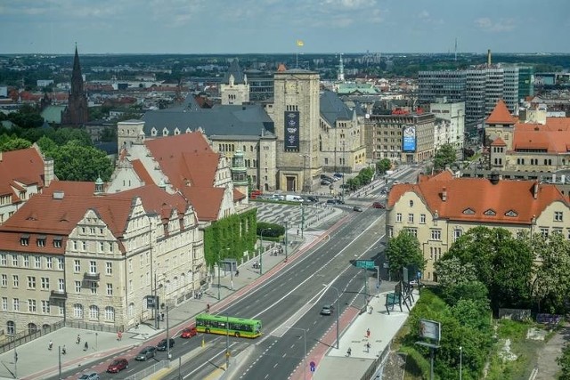 Tu nawet nie chodzi o to, żeby nie zrobić sobie wstydu. Przede wszystkim chodzi o to, żeby nie zgubić się wielkim mieście. Dla wszystkich nowych w Poznaniu przygotowaliśmy specjalny poradnik, ale informacje w nim zawarte mogą też zaskoczyć "prawdziwych" poznaniaków. Sprawdź, co musisz wiedzieć!Przejdź do kolejnego slajdu --->