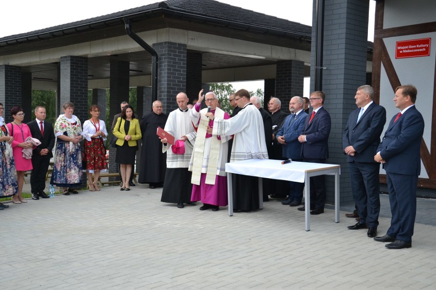 Abp Skworc poświęcił całą nową wieś Nieboczowy oraz kościół - ZDJĘCIA
