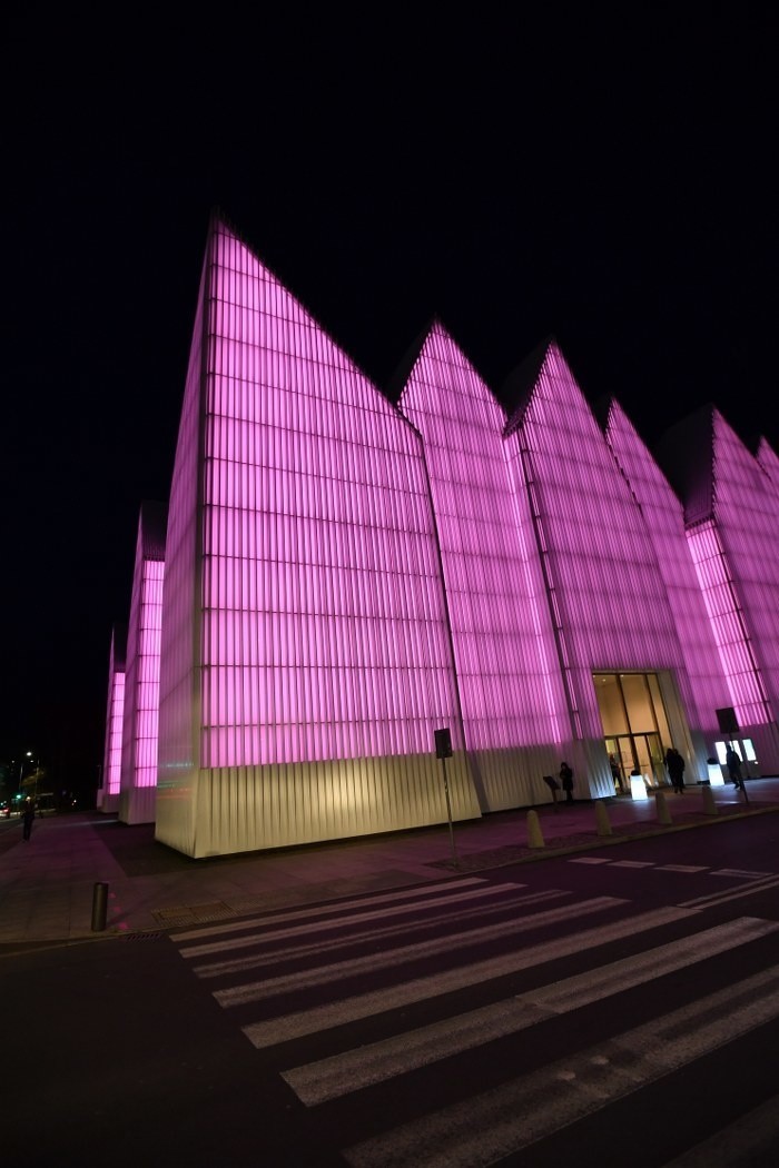 Filharmonia w Szczecinie zaświeciła na purpurowo [ZDJĘCIA]
