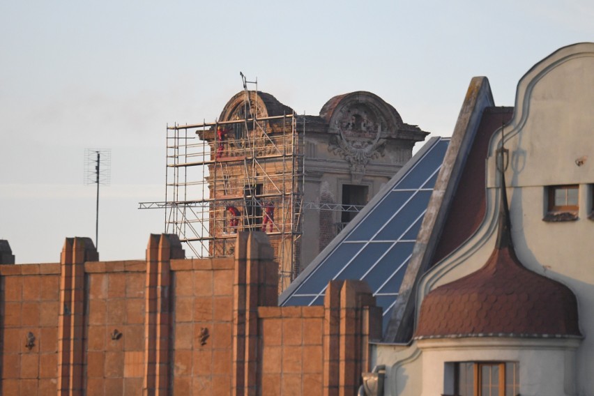 Ruszyły prace nad odbudową spalonego hełmu wieży zamku Dewinów w Żarach. Mamy zdjęcia!