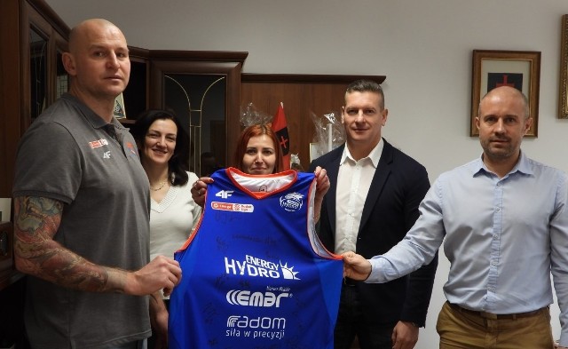 Koszulka koszykarza Hydro Trucka Radom została przekazana w Skaryszewie na licytację na rzecz WOŚP.