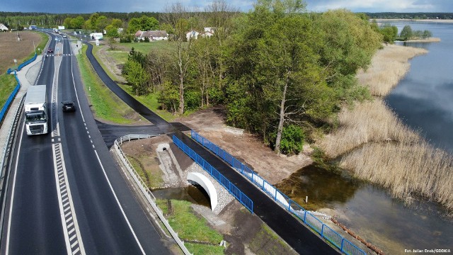 Nowy ciąg pieszo - rowerowy przebiega m.in. wzdłuż brzegu polodowcowego Jeziora Jezuickiego na skraju Puszczy Bydgoskiej. Widoki są zachwycające