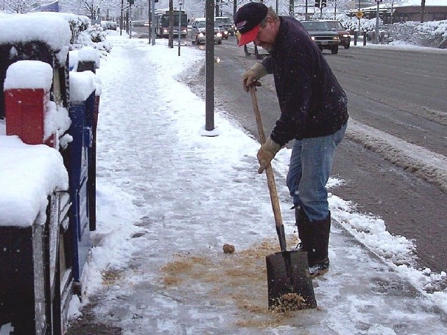 Zgodnie z przepisami, właściciele i zarządcy nieruchomości odpowiadają za usuwanie śniegu, błota i lodu z chodników wzdłuż swoich posesji