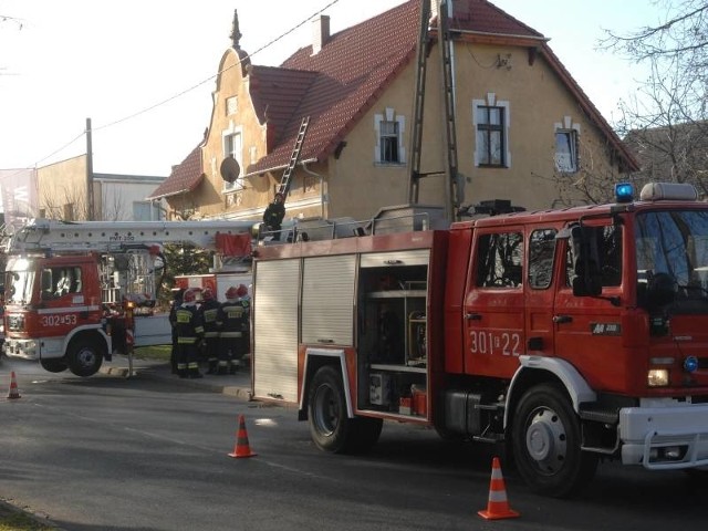 Na miejsce przyjechały cztery wozy straży pożarnej.