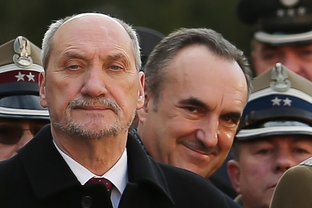 Minister obrony narodowej Antoni Macierewicz i wiceprezydent Wrocławia Wojciech Adamski