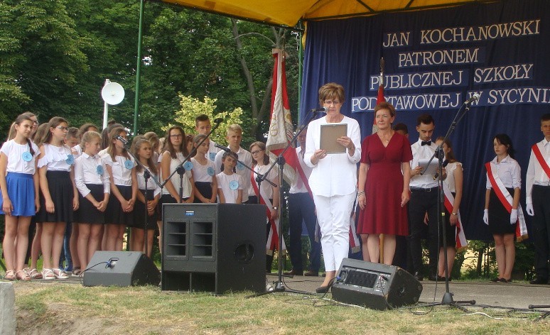 Publiczna Szkoła Podstawowa w Sycynie nosi imię Jana Kochanowskiego. Uroczystość nadania jej imienia zgromadziła wielu mieszkańców i gości