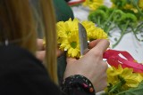 Ukwieć swój dom na wiosnę! Zobacz, jak zrobić kwiatową kulę. Instrukcja krok po kroku [ZDJĘCIA]