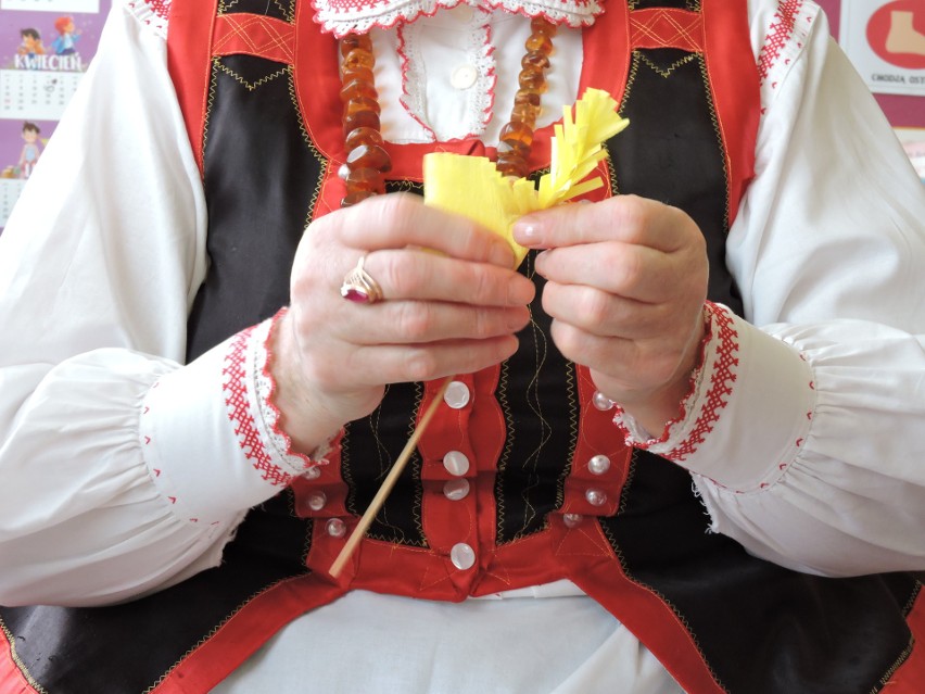 Z ponacinanego w ząbki  i lekko wywiniętego paska bibuły...