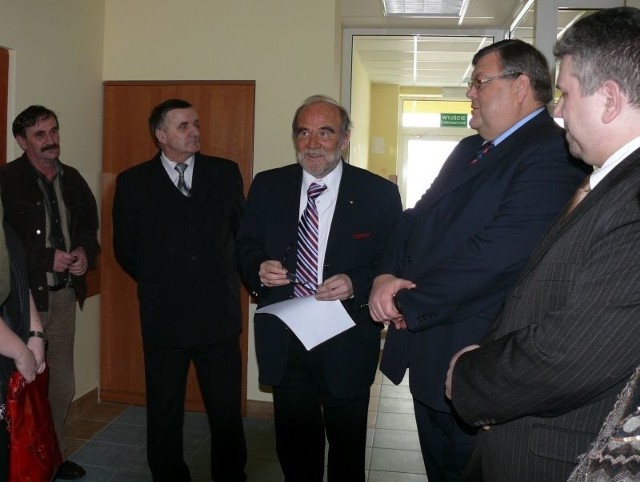 Dyrektor włoszczowskiego szpitala Marian Oracz z dumą oprowadzał wczoraj gości po odnowionych pomieszczeniach trzech poradni.