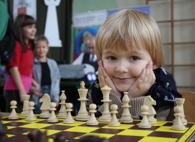 Przy szachownicy najmłodszy uczestnik turnieju, czteroletni Miłosz Mazurkiewicz z Leżajska.