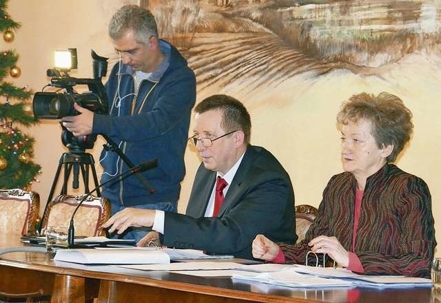 Sesję budżetową prowadzili: przewodniczący rady Janusz Kalinowski i jego zastępczyni Małgorzata Polikowska