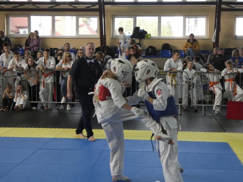 Klub Karate Morawica wywalczył 8 medali na Memoriale Cichociemnych Spadochroniarzy Armii Krajowej w Wojniczu. Zobacz zdjęcia
