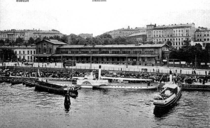 Dworzec kolejowy, widok od strony Odry. Około 1900 powstał...