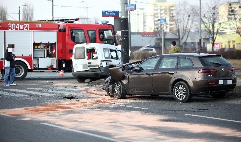 Wypadek na rondzie Sybiraków. Opel zderzył się z alfą [ZDJĘCIA, FILM]