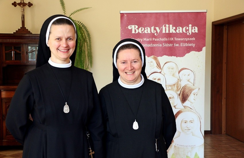 Od lewej: s. Maria i s. Ignacja zapraszają do uczestnictwa w...