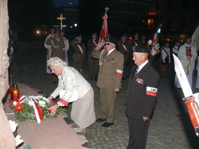 Wieniec pod Pomnikiem Katyńskim składa delegacja kombatantów.