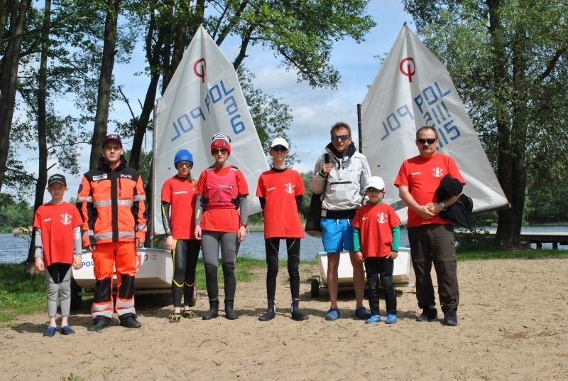 Zawodnicy Brodnickiego Towarzystwa Żeglarskiego "Pojezierze" na regatach w podtoruńskim Zalesiu na Jeziorze Chełmżyńskim 