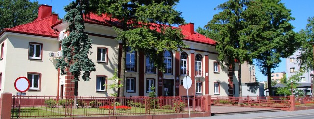 Budżet powiatu jędrzejowskiego na 2020 rok wśród wydatków przewiduje między innymi prace modernizacyjne przy budynkach Starostwa Powiatowego przy ulicy Armii Krajowej 9 i 11-go Listopada 83 w Jędrzejowie.